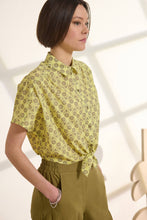 Load image into Gallery viewer, CORENELLE CROPPED SHIRT WITH TIE AT THE HEM