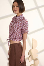 Load image into Gallery viewer, CORENELLE CROPPED SHIRT WITH TIE AT THE HEM