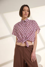 Load image into Gallery viewer, CORENELLE CROPPED SHIRT WITH TIE AT THE HEM