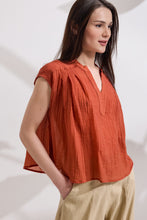 Load image into Gallery viewer, CARMI SLEEVLES V-NECK BLOUSE
