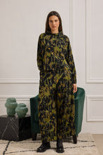 Load image into Gallery viewer, RUFFIN BLOUSE WITH DIAGONAL BUTTONS
